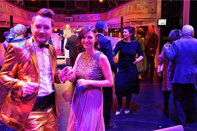Bühnenball in Freiberg: Gäste versinken in Tanz der Vampire - Beim Bühnenball in Freiberg hatten Tim Gernitz von den Notendealern und Linda Drescher viel Spaß. Zu fortgeschrittener Stunde legte der Sänger, begleitet von der Big Band, mit "Sex Bomb", spontan einen Auftritt in der Nikolaikirche hin.