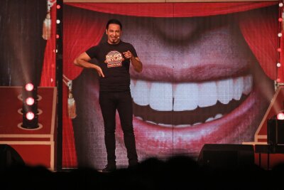 Bülent Ceylan begeistert 2000 Fans - Comedian Bülent Ceylan hat in Zwickau seine neue Show Lassmalache präsentiert.