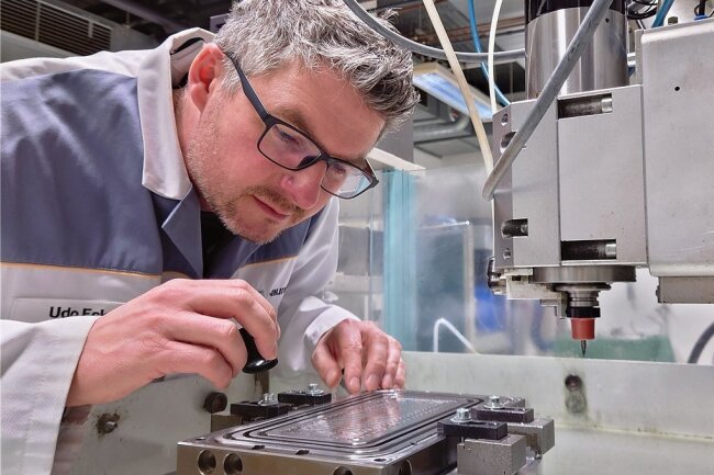 Forschung für das Mini-Labor der Zukunft: Udo Eckert vom Chemnitzer Fraunhofer-Institut IWU zerspant mit speziellen Werkzeugen Mikrostrukturen auf einem Formeinsatz. Diese werden später mit einem Kunststoff ausgegossen und als Analyse-Chip genutzt. 