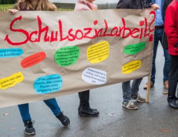 Bündnis fordert Ausbau der Schulsozialarbeit - Teilnehmer halten ein Plakat mit der Aufschrift "Schulsozialarbeit" hoch.