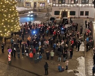 Bündnis gedenkt Verstorbenen der Pandemie - Reichlich 120 Bürger entzündeten am Freitagabend auf dem Zwönitzer Markt Lichter zum Andenken an die Corona-Opfer. 
