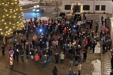 Bündnis gedenkt Verstorbenen der Pandemie - Reichlich 120 Bürger entzündeten am Freitagabend auf dem Zwönitzer Markt Lichter zum Andenken an die Corona-Opfer. 