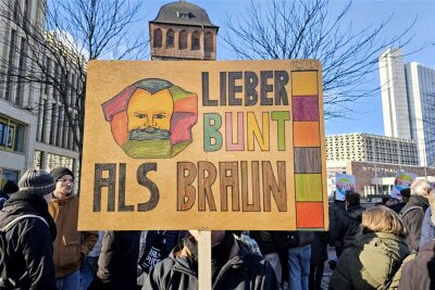 Bündnis ruft zu Protest gegen Demo von Rechtsextremen in Chemnitz auf - Kundgebung gegen rechte Parteien Ende Januar in Chemnitz. Am Samstag soll es erneut Proteste geben. Anlass ist ein Aufzug der rechtsextremen „Freien Sachsen“.