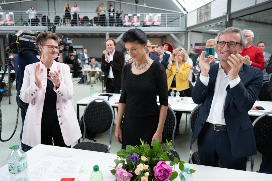 Bündnis Sahra Wagenknecht: Man kann sich seine Wähler nicht aussuchen - Sabine Zimmermann, Vorsitzende des BSW-Landesverbandes (links), und Sahra Wagenknecht beim Landesparteitag in Dresden im Mai.