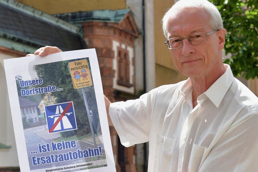 Volker Hönig präsentiert den Entwurf für ein Plakat, mit dem die Bürgerinitiative Reinsberg-Dittmannsdorf gegen den Ausweichverkehr bei Stau auf der Autobahn 4 protestieren will. 