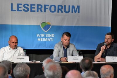 Bürger fühlen Kandidaten in Markneukirchen auf den Zahn - Blick aufs Podium: Von links: Oliver Schüller (AfD), Einzelkandidat Toni Meinel und Robin Jacob (CDU) standen Rede und Antwort.