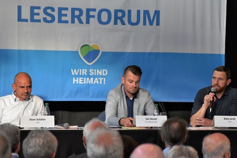 Bürger fühlen Kandidaten in Markneukirchen auf den Zahn - Blick aufs Podium: Von links: Oliver Schüller (AfD), Einzelkandidat Toni Meinel und Robin Jacob (CDU) standen Rede und Antwort.