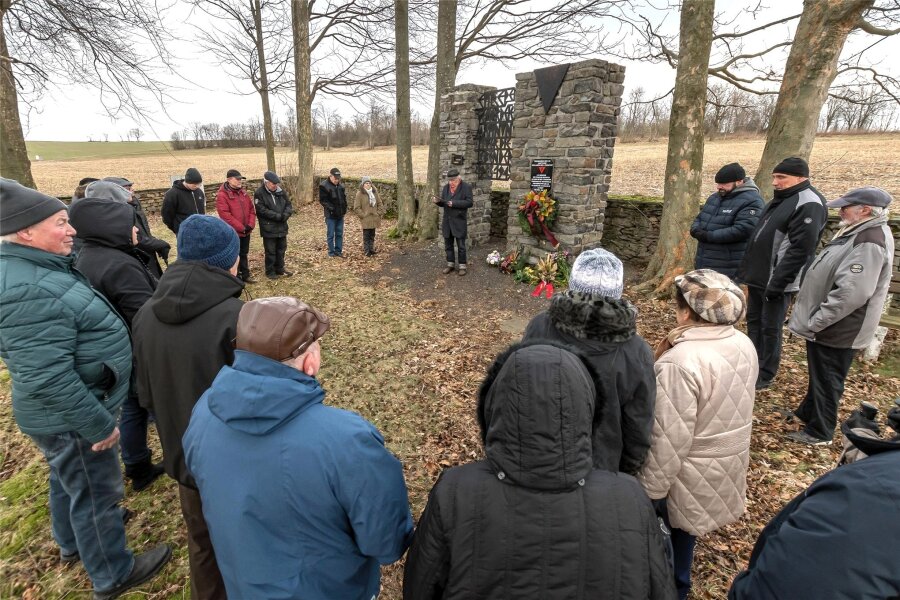 Bürger gedenken in Dittersbach der Opfer des Nationalsozialismus - Im Dittersbacher Ehrenhain haben sich rund zwei Dutzend Menschen versammelt.
