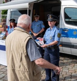 Bürger holen sich Tipps von der Polizei - Die Polizeihauptmeisterin Kathy Seyferth hat am Freitag in Wechselburg beraten. 