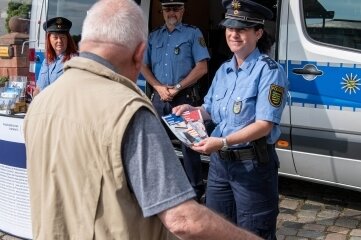Bürger holen sich Tipps von der Polizei - Die Polizeihauptmeisterin Kathy Seyferth hat am Freitag in Wechselburg beraten. 
