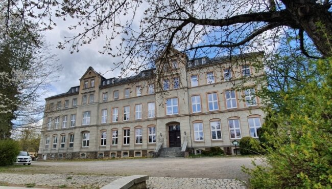 Bürger können ehemalige Schule mit ihren Ideen neu beleben - Die Räume der ehemaligen Schule werden von Vereinen und der Kita genutzt. Nun soll auch der Außenbereich neu belebt werden. 