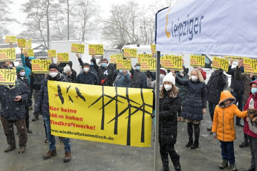 Etwa 100 Anwohner brachten im März vorigen Jahres ihre Ablehnung zu dem Windkraft-Projekt bei Kleinschirma zum Ausdruck, für das die Stadtwerke Leipzig und ihr Partnerunternehmen aus Großschirma mit einem Infostand in dem Ortsteil von Oberschöna werben wollten. 