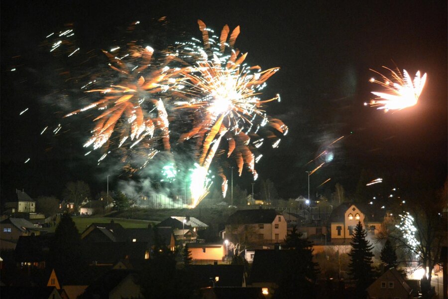 Bürger spendieren erstes zentrales Feuerwerk in Ellefeld: Für die Premiere gab‘s richtig viel Lob - Mit Raketen begrüßten die Ellefelder gemeinsam das neue Jahr. Erstmals gab es in dem Ort ein gemeinschaftlich finanziertes Feuerwerk.