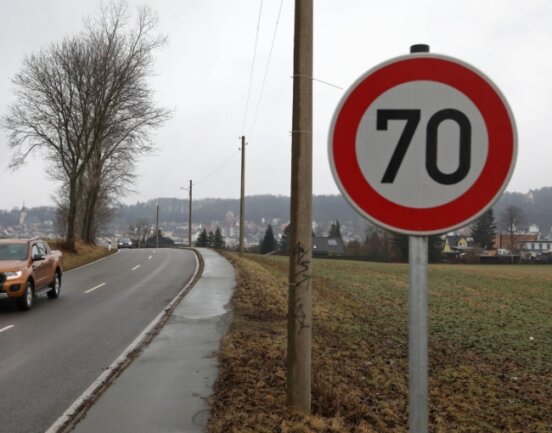 Bürger über Tempo-Regel auf der Poststraße verärgert - Auf der Poststraße in Oberlungwitz gilt in eine Richtung Tempo 70. In der Gegenrichtung besteht hingegen Tempolimit 100. 
