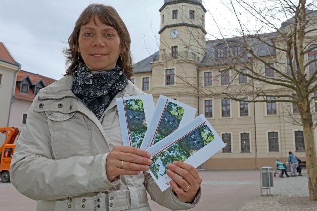 Bürgerbäume: Stadt verkauft Gutscheine - Die Baumgutscheine gibt es bei Mitarbeiterin Petra Beck in der Stadtinformation im Rathaus. 