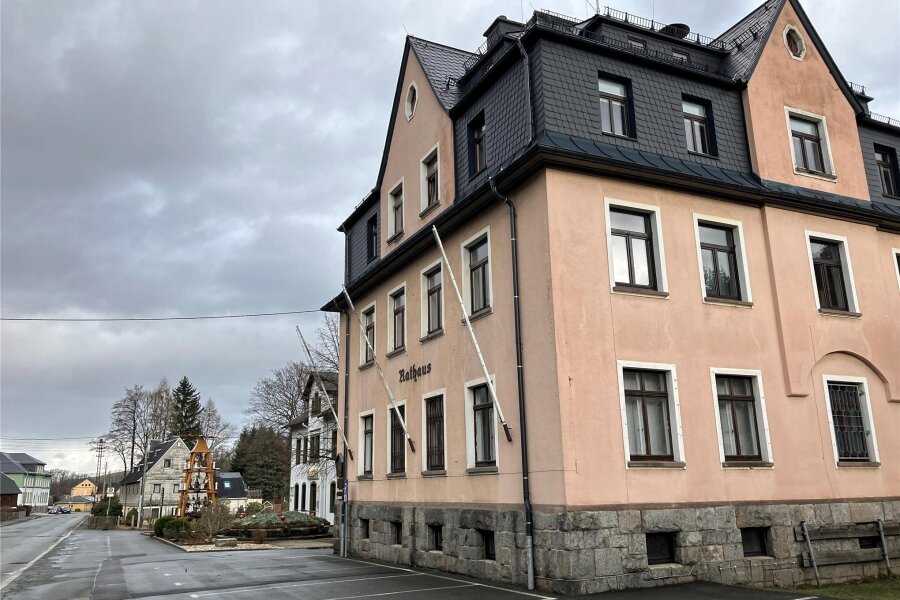 Bürgerbegehren gegen Rathaus-Abriss in Gornsdorf: Gemeinderat entscheidet über Zulässigkeit - Das Gornsdorfer Rathaus: Es steht leer, wie eine Ortsbegehung im Januar zeigte.