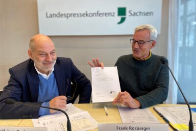 Bürgerbeteiligung in Sachsen: Wofür schon 300 Unterschriften genügen sollen - Ralf-Uwe Beck (links) und Frank Rosberger vom Verein "Mehr Demokratie" bei der Vorstellung des Gesetzentwurfs zur Erleichterung von Einwohneranträgen in Sachsen.