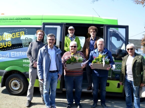 Dieter Heyne und Joachim Windecker (Mitte) wurden am Dienstag als aktive Fahrer verabschiedet. Blumen überreichten Leif Irmscher vom ZVV (links) und Bürgermeister Olaf Schlott (2. von links) als Vorstandsvorsitzender des Bürgerbus-Vereins . 