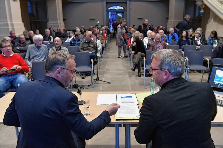 Bürgerdialog mit OB und Landrat in Freiberg: Preisanstieg und Krieg heizen Sorgen an - Landrat Dirk Neubauer (vorn, von links) und der Freiberger Oberbürgermeister Sven Krüger (beide parteilos) stellten sich am Donnerstagabend in der Nikolaikirche Freiberg den Fragen von knapp 120 Besuchern. 