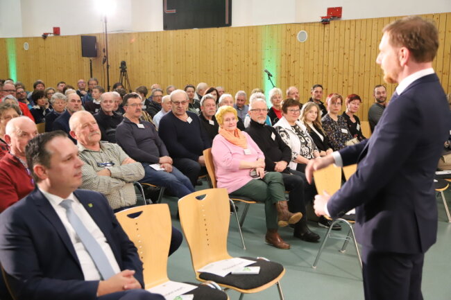 Bürgerdialog mit Sachsens Ministerpräsident: Kretschmer zu Besuch in Johanngeorgenstadt - Rund 200 Bürger sind zum Dialog mit Sachsens Landeschef ins "Franz Mehring" auf den Erzgebirgskamm gekommen.
