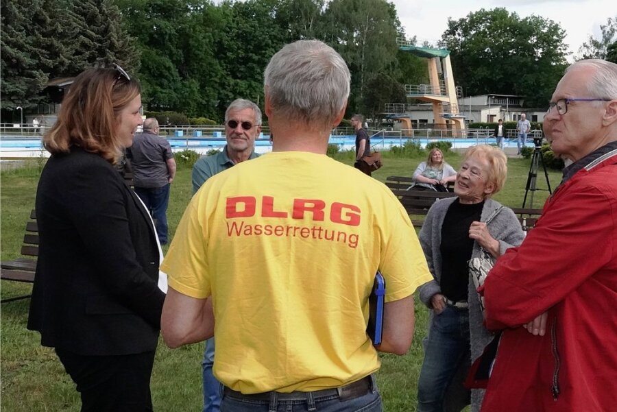 Oberbürgermeisterin Constance Arndt (links) führte am Dienstagabend auf dem Gelände des 04-Bades Gespräche mit Bürgern. Etwa 70 Personen waren gekommen. 