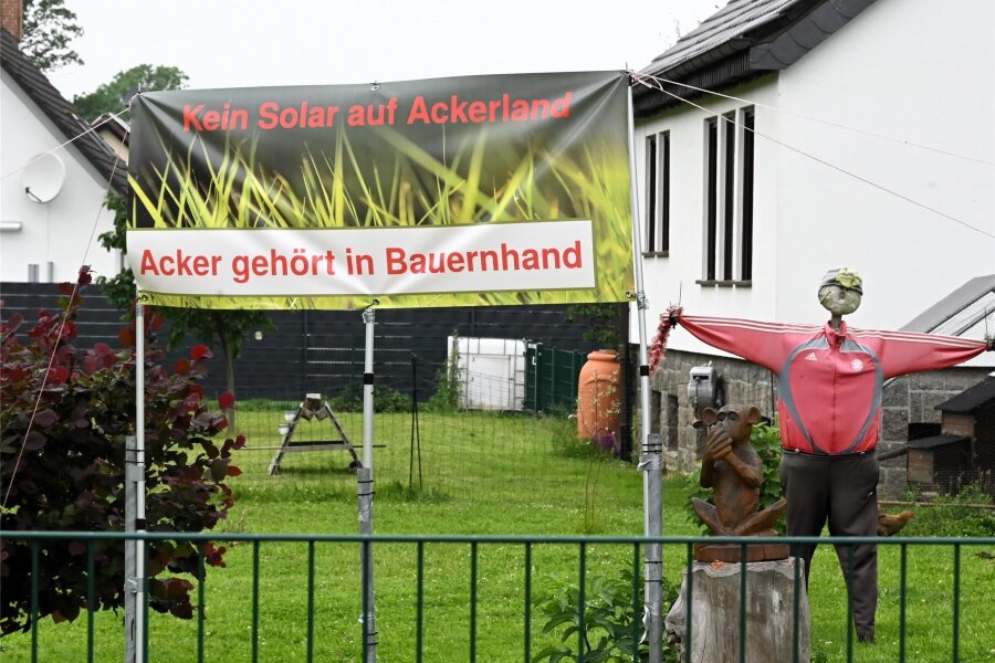 Bürgerentscheid in Kriebstein: Mehrheit lehnt Solarpark ab - In Grünlichtenberg wurde die Ablehnung des Solarparks nur in wenigen Grundstücken gezeigt, so wie an diesem Haus.