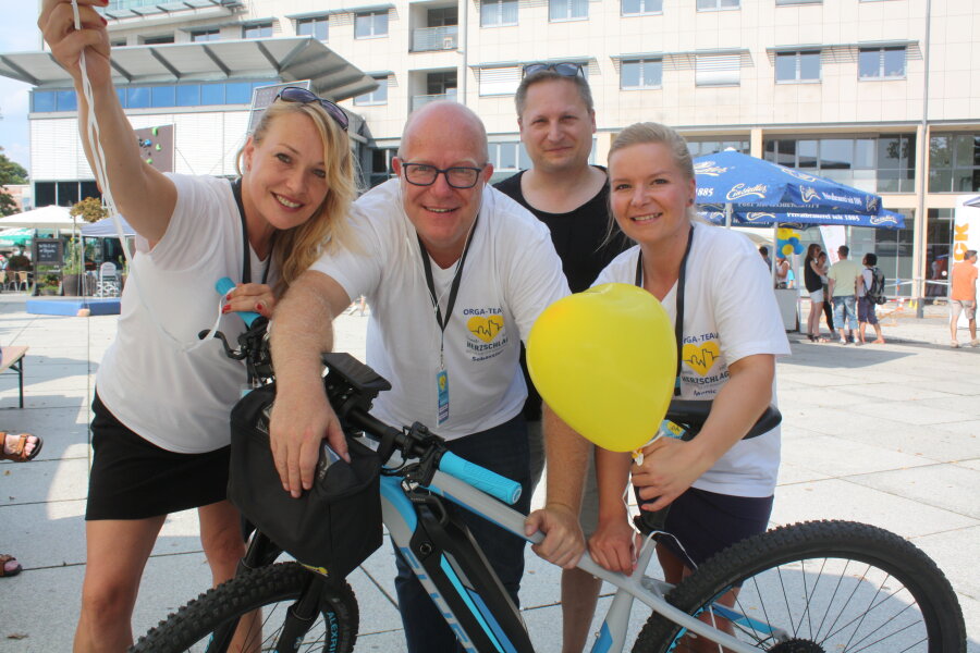 Bürgerfest "Herzschlag" soll auch 2020 stattfinden - Mirjam Weigelt, Sebastian Thieswald, Mitko Kobilarov und Monic Wölker (von links) organisieren das Chemnitzer Bürgerfest mit. Ihr Betriebsfahrzeug ist ein E-Bike.