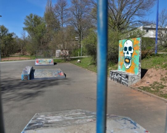 Die Graffitiwand mit Sitzgelegenheit (rechts) an der Skateranlage am HOT-Sportzentrum gehört zu den Projekten, die mit Geld aus dem Hohenstein-Ernstthaler Bürgerhaushalt 2020 umgesetzt wurden.