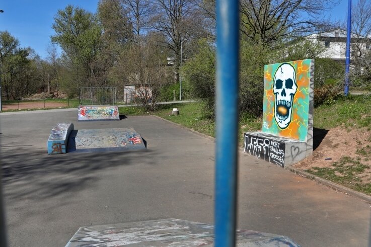 Bürgerhaushalt nahezu umgesetzt - Die Graffitiwand mit Sitzgelegenheit (rechts) an der Skateranlage am HOT-Sportzentrum gehört zu den Projekten, die mit Geld aus dem Hohenstein-Ernstthaler Bürgerhaushalt 2020 umgesetzt wurden.