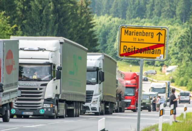 Die einstündige Demonstration in Reitzenhain inklusive Sperrung im Sommer vergangenen Jahres hat gezeigt, wie viele Lkw täglich durch den kleinen Grenzort rollen. Zumindest nachts soll der Transitverkehr auf der Bundesstraße 174 nun ausgebremst werden. 