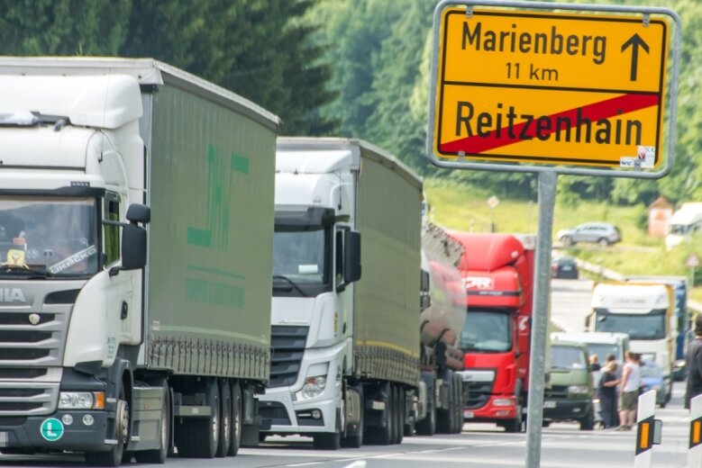Die einstündige Demonstration in Reitzenhain inklusive Sperrung im Sommer vergangenen Jahres hat gezeigt, wie viele Lkw täglich durch den kleinen Grenzort rollen. Zumindest nachts soll der Transitverkehr auf der Bundesstraße 174 nun ausgebremst werden. 