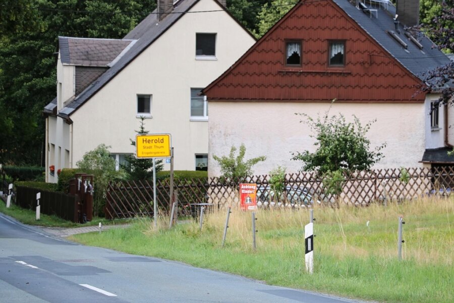 Bürgerinitiative im Erzgebirge erlebt Rückschlag: Diebstahl von Plakaten - Am Ortseingang Herold hing eines der großen Banner der Initiative.