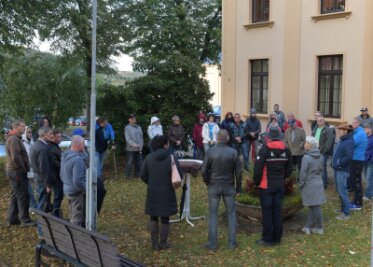 Bürgerinitiative kämpft weiter für Eigenständigkeit von Bad Schlema - Vor dem Rathaus fanden sich am Montag rund 30 Leute zur Veranstaltung der Bürgerinitiative "Wir sind Bad Schlema" ein.