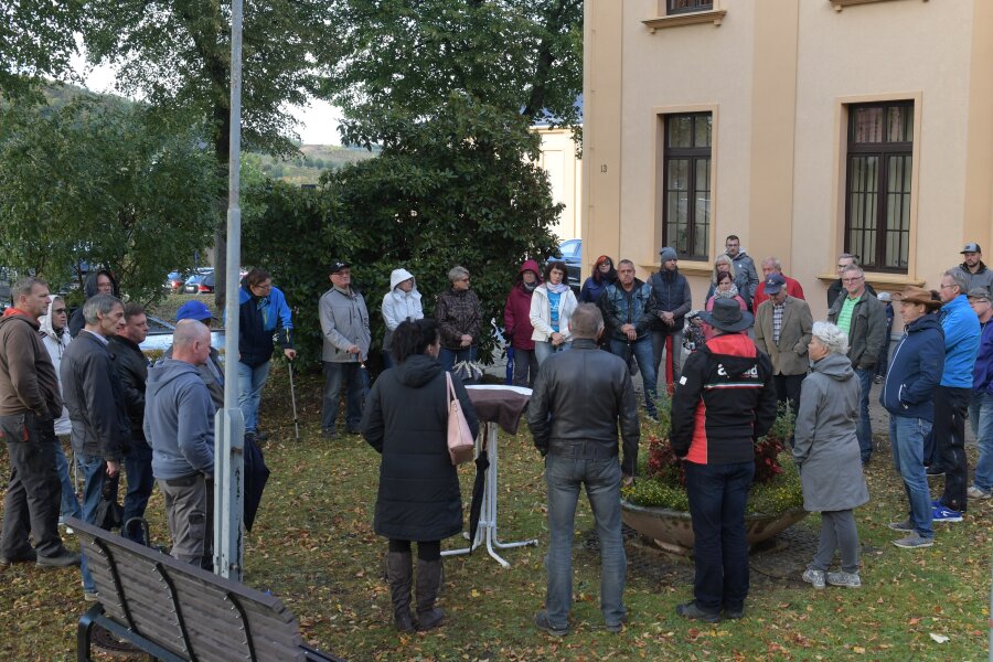 Bürgerinitiative kämpft weiter für Eigenständigkeit von Bad Schlema - Vor dem Rathaus fanden sich am Montag rund 30 Leute zur Veranstaltung der Bürgerinitiative "Wir sind Bad Schlema" ein.