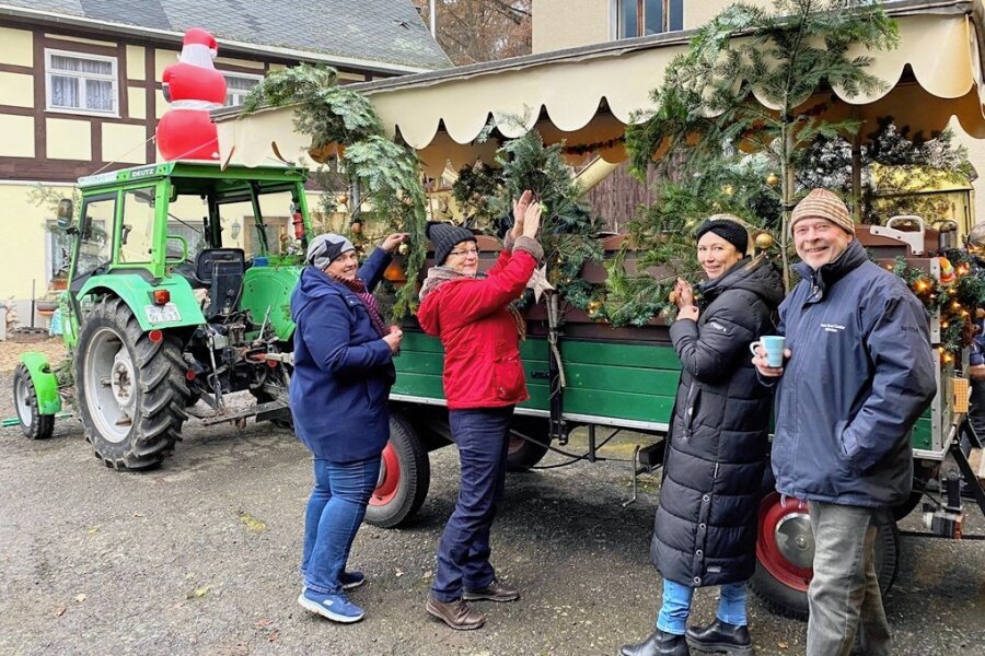 Bürgerinitiative Schneppendorf kämpft weiter gegen Kiesabbau - Susann Lucius (l.) und ihre Mitstreiter waren mit dem Weihnachtstraktor-Kremser auf Info-Tour in Schneppendorf unterwegs.