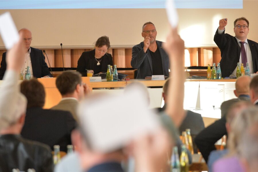 Bürgermeister behalten „Hausmacht“ im Kreistag Mittelsachsen - Landrat Dirk Neubauer (2.v.r.) wird auch im neuen Kreistag vielen Rathauschefs gegenübersitzen.
