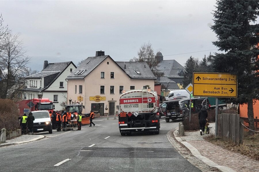 Bürgermeister im Erzgebirge schauen sich an Straßenblockaden um - Auch in Grünhain-Beierfeld gab es am Montag Straßenblockaden. Eine davon am Beierfelder Markt.