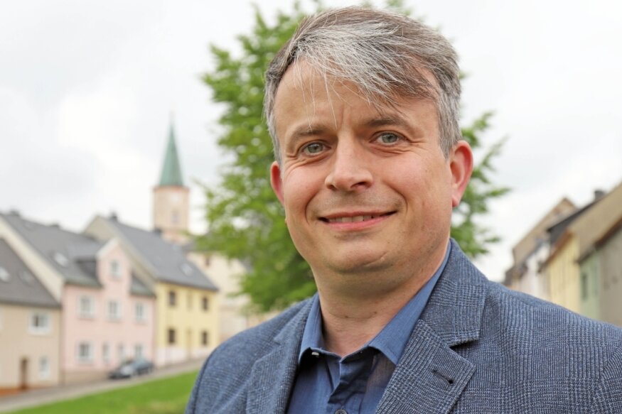 Bürgermeister-Kandidat Stefan Wanke: Sayda soll wieder an Ausstrahlung gewinnen - Stefan Wanke, parteiloser Bürgermeisterkandidat in Sayda, vor der Kulisse seiner Heimatstadt. 