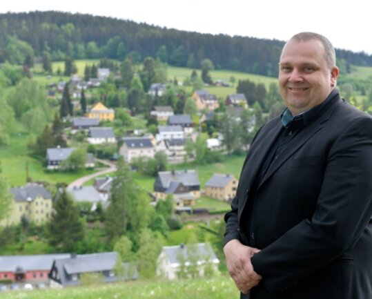 Als Parteiloser bewirbt sich Karsten Hetze um das Bürgermeisteramt in Rechenberg-Bienenmühle. Er lebt gern in der für ihn einzigartigen Gemeinde. Einer seiner Lieblingsorte ist der Blick auf Rechenberg.