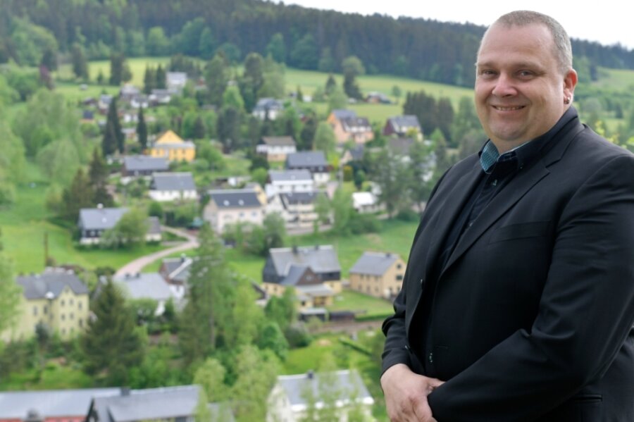 Als Parteiloser bewirbt sich Karsten Hetze um das Bürgermeisteramt in Rechenberg-Bienenmühle. Er lebt gern in der für ihn einzigartigen Gemeinde. Einer seiner Lieblingsorte ist der Blick auf Rechenberg.