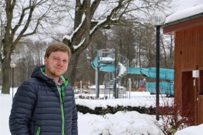 Bürgermeister Michael Pohl sieht Stadt Pausa-Mühltroff auf einem guten Weg - Bürgermeister Michael Pohl am Pausaer Freibad, das in diesem Jahr wegen der Sanierung geschlossen bleiben wird.