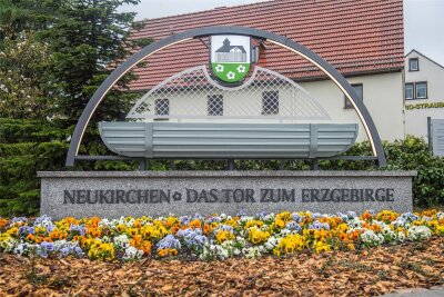 Bürgermeister von Neukirchen: „Wir müssen finanziell den Gürtel enger schnallen“ - Eine Million Euro weniger steht der Gemeinde Neukirchen 2024 zur Verfügung. Bürgermeister Sascha Thamm kündigt Konsequenzen an.