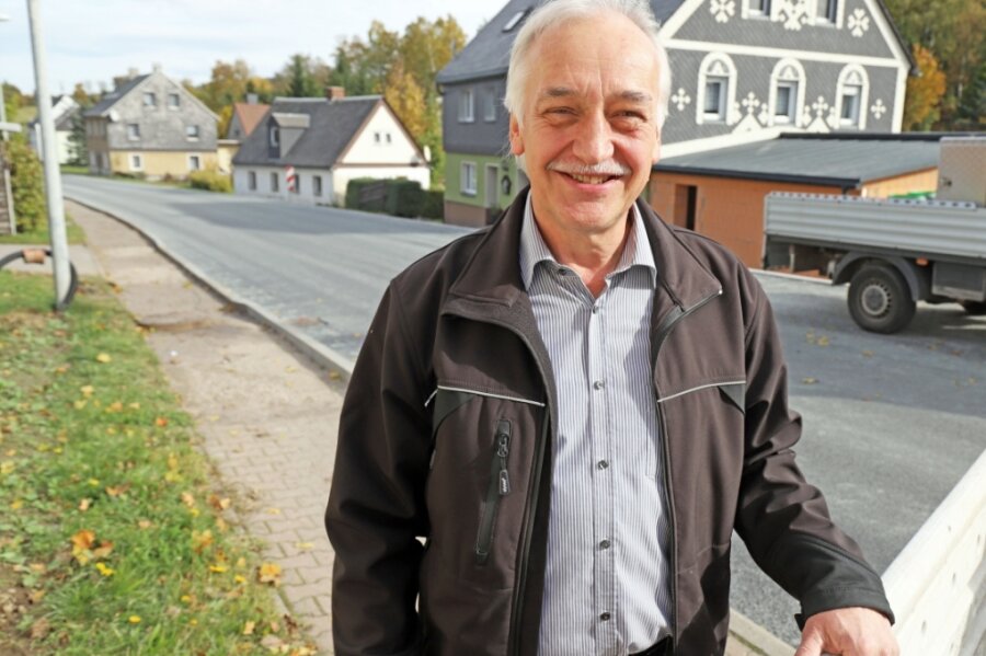 Volker Krönert ist 1990 in die CDU eingetreten und seitdem in der Saydaer Stadtpolitik aktiv. 2008 wurde er zum Bürgermeister gewählt, 2015 im Amt bestätigt. Ob er eine dritte Amtszeit wagt, hängt von den Mitbewerbern ab. Jetzt will er sehen, dass der Gehweg an der B 171 fertig wird und auch bezahlt werden kann.
