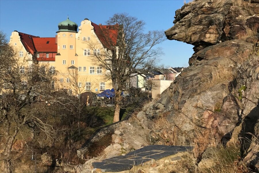 Wer zieht als neues Stadtoberhaupt in das Schönecker Rathaus ein, das 2023 auf sein 100-jähriges Bestehen blicken kann? Der Alte Söll in unmittelbarer Nachbarschaft trug wahrscheinlich ab 1180 eine Burg.