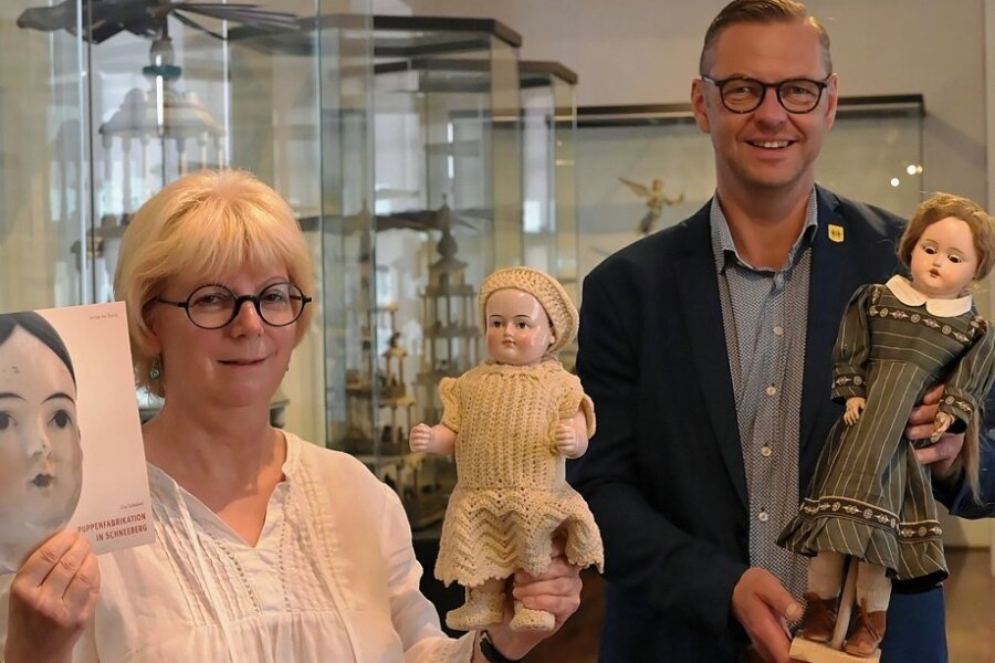 Bürgermeister-Wette: Schneeberger Marktplatz soll sich in Puppenstube verwandeln - Silke Riedel hat Bürgermeister Ingo Seifert herausgefordert. Bei der Wette geht es um Puppen.