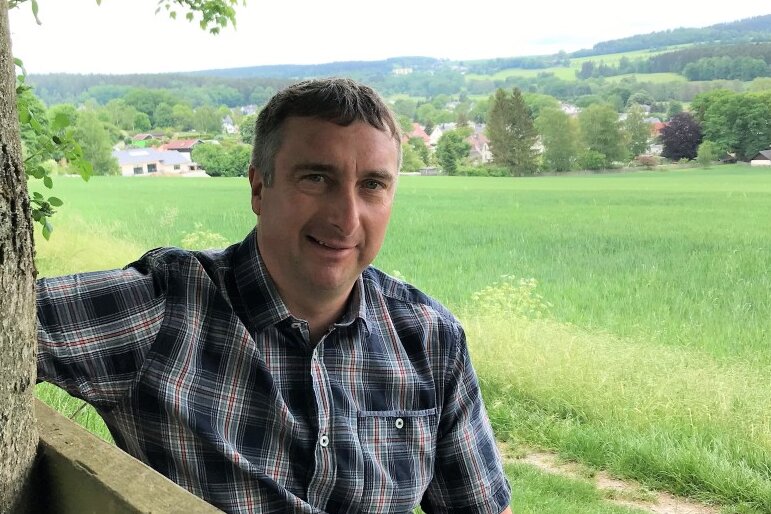 Diesen Blick auf Tirpersdorf mag Bürgermeisterkandidat Ralph Six ganz besonders. Mehrmals in der Woche zieht es ihn auf den Weg ins Grüne, der gleich vor der Haustür des 44-jährigen Familienvaters beginnt. 