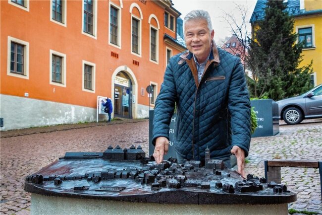 Bürgermeisterwahl in Augustusburg: Der Kandidat, für den die starke Stimme spricht - Tastet sich ran: Timo Ahnert am bronzenen Tastmodell der Altstadt auf dem Markt in Augustusburg. 