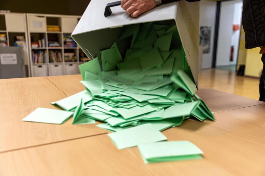 Bürgermeisterwahl in Großschirma: Jetzt steht das Ergebnis fest - Auszählung der Stimmen nach der Bürgermeisterwahl 2024 in Großschirma bei Freiberg.