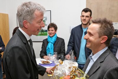 Bürgermeisterwahl in Lichtentanne: Es kommt zur Neuauflage des Duells von 2017 - 92 Stimmen Vorsprung hatte Tino Obst (rechts) 2017 vor Frank Herwig (links). Der Unterlegene gehörte zu den ersten Gratulanten.