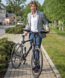 Bürgermeisterwahl in Lugau 2022: Auf dem Stimmzettel steht nur sein Name - Thomas Weikert steigt gern aufs Rad. Das Foto zeigt ihn an der B 180, die im Zuge des Weiterbaus nach Oelsnitz gequert werden muss. 